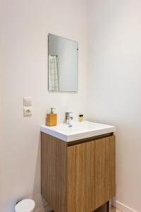 La salle de bains est pourvue d'un lavabo et d'un miroir. dans l'établissement Studio au calme au Bouscat - le Gambetta, à Le Bouscat