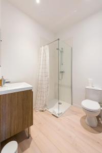 La salle de bains est pourvue d'une douche en verre et de toilettes. dans l'établissement Studio au calme au Bouscat - le Gambetta, à Le Bouscat