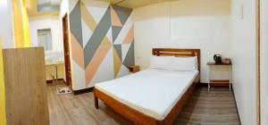 een kleine slaapkamer met een bed en een badkamer bij Vali-Joe Travel Lodge in El Nido