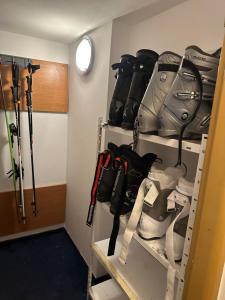 un armario lleno de bolsas y equipos de esquí en Pension Robin, en Jáchymov