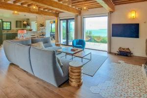 - un salon avec un canapé et une table dans l'établissement Villa Biloba - sea view and beach access 10 People, à Cricquebœuf
