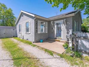 una casa grigia con una recinzione di fronte di Fenced-In Yard on the East Side a Evansville