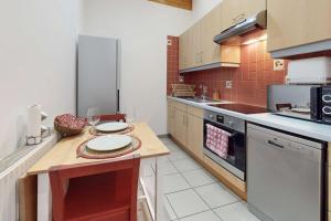 una cocina con una mesa con platos. en Comfortable house G00gle-SHAPE- Chièvres Air Base, en Saint-Ghislain