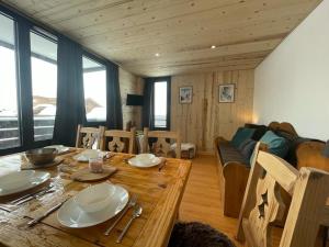 a living room with a wooden table and a couch at Studio Tignes, 1 pièce, 4 personnes - FR-1-502-552 in Tignes
