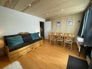 a living room with a couch and a table and chairs at Studio Tignes, 1 pièce, 4 personnes - FR-1-502-552 in Tignes