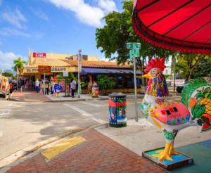 マイアミにあるVilla Clara SUITE - Little Havanaの通りの横の歩道に鶏像