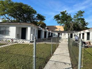 una cerca frente a una casa en Villa Clara SUITE - Little Havana, en Miami