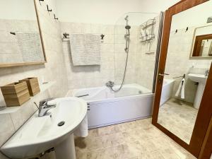une salle de bain avec un lavabo, une baignoire et une douche dans l'établissement Cà De Sbiess, à Venise 10 autres photos