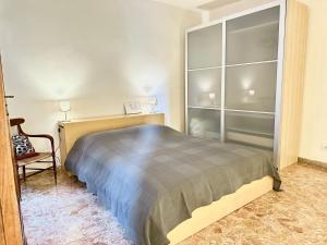 une chambre avec un lit et une chaise dans l'établissement Cà De Sbiess, à Venise