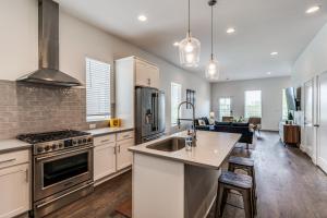 Η κουζίνα ή μικρή κουζίνα στο Nash House & Bars of Broadway with Patio Bar and Views! 8min Downtown! Sleeps 12!