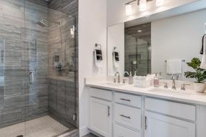 Ένα μπάνιο στο Nash House & Bars of Broadway with Patio Bar and Views! 8min Downtown! Sleeps 12! +44 φωτογραφίες
