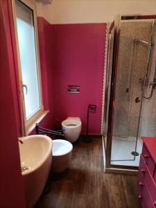 La salle de bains est pourvue de toilettes, d'un lavabo et d'une douche. dans l'établissement SWEET HOME alternativo all'appartamento, à Pescara
