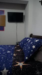 Un dormitorio con una cama con estrellas. en Hostal Palmas De Cocora en Salento