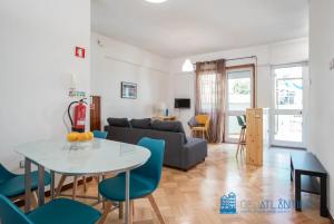 ein Wohnzimmer mit einem Sofa, einem Tisch und Stühlen in der Unterkunft Porto Sé Classic Terrace Apartment in Porto