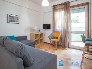 ein Wohnzimmer mit einem Sofa und einem Stuhl in der Unterkunft Porto Sé Classic Terrace Apartment in Porto