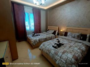 Sharm Hills Resort في شرم الشيخ: غرفة فندقية بسريرين ونافذة