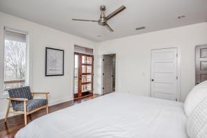 Letto o letti in una camera di Whiskey House with Rooftop Golf, City views! 8min to Downtown! Sleeps 9!
