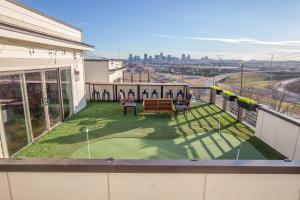 Vista de la piscina de Jack Daniels House with Rooftop Golf, City views! 8min to Whiskey Row! Sleeps 10! o d'una piscina que hi ha a prop