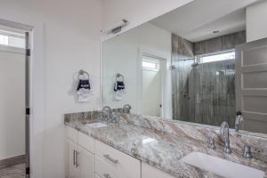 Bagno di Whiskey House with Rooftop Golf, City views! 8min to Downtown! Sleeps 9!