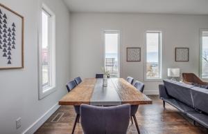 Area soggiorno di Whiskey House with Rooftop Golf, City views! 8min to Downtown! Sleeps 9!