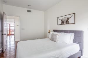 Letto o letti in una camera di Whiskey House with Rooftop Golf, City views! 8min to Downtown! Sleeps 9!
