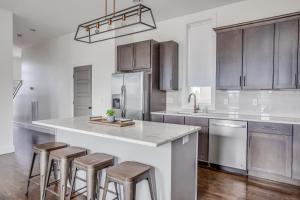 Cucina o angolo cottura di Whiskey House with Rooftop Golf, City views! 8min to Downtown! Sleeps 9!