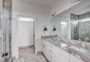 Bagno di Whiskey House with Rooftop Golf, City views! 8min to Downtown! Sleeps 9!