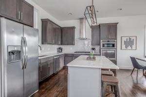 Cucina o angolo cottura di Whiskey House with Rooftop Golf, City views! 8min to Downtown! Sleeps 9!