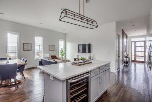 TV o dispositivi per l'intrattenimento presso Whiskey House with Rooftop Golf, City views! 8min to Downtown! Sleeps 9!