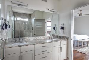 Bagno di Whiskey House with Rooftop Golf, City views! 8min to Downtown! Sleeps 9!