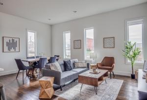 Area soggiorno di Whiskey House with Rooftop Golf, City views! 8min to Downtown! Sleeps 9!