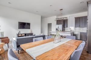 Cucina o angolo cottura di Whiskey House with Rooftop Golf, City views! 8min to Downtown! Sleeps 9!