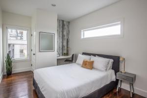 Letto o letti in una camera di Whiskey House with Rooftop Golf, City views! 8min to Downtown! Sleeps 9!
