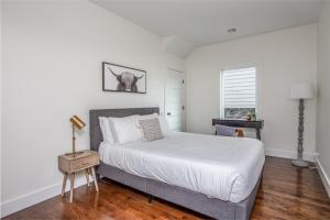 Letto o letti in una camera di Whiskey House with Rooftop Golf, City views! 8min to Downtown! Sleeps 9!