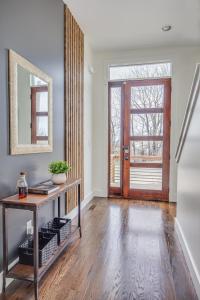 Foto dalla galleria di Whiskey House with Rooftop Golf, City views! 8min to Downtown! Sleeps 9! a Nashville