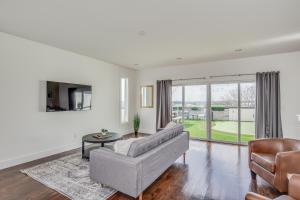 un soggiorno con un divano e un tavolo di Whiskey House with Rooftop Golf, City views! 8min to Downtown! Sleeps 9! a Nashville