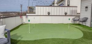 Foto dalla galleria di Whiskey House with Rooftop Golf, City views! 8min to Downtown! Sleeps 9! a Nashville