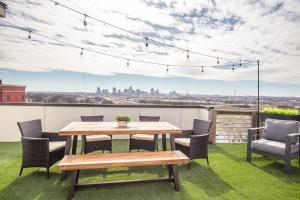 Area soggiorno di Whiskey House with Rooftop Golf, City views! 8min to Downtown! Sleeps 9!