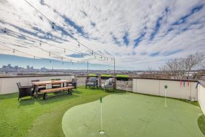 Foto dalla galleria di Whiskey House with Rooftop Golf, City views! 8min to Downtown! Sleeps 9! a Nashville