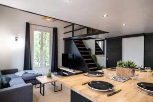 - un salon avec un canapé bleu et un escalier dans l'établissement Appartement avec mezzanine, à Nice