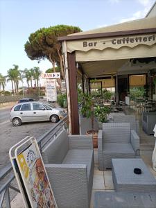ein Restaurant mit einem auf einem Parkplatz geparkten Auto in der Unterkunft Domus Hera in Capaccio-Paestum