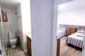 パルスにあるCasa Pedro - 511 - Apartamento 2H a 300m de la playaのバスルーム(ベッド2台、トイレ付)