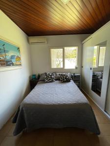 Una cama o camas en una habitación de Casa aconchegante em área privilegiada na Lagoa da Conceição