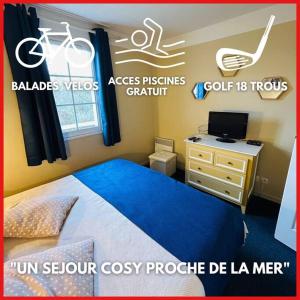 een slaapkamer met een bed en een bureau met een televisie bij "O'REFUGE" Maison, 4 personnes, au cœur d'un golf 18 trous, accès piscines gratuit in Talmont
