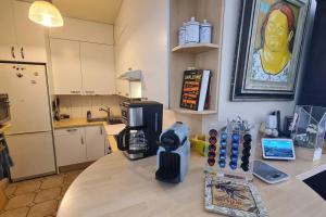 una cucina con bancone e macchinetta del caffè di Pretty House 15mn from Eiffel Tower and Versailles a Sèvres