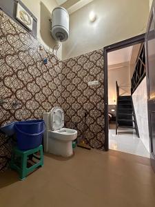 La salle de bains est pourvue de toilettes et d'un escalier. dans l'établissement FORTUNE HEIGHTS DALHOUSiE, à Dalhousie