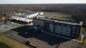 an aerial view of a building with a parking lot at La Quinta Inn & Suites by Wyndham Mount Laurel Moorestown in Mount Laurel