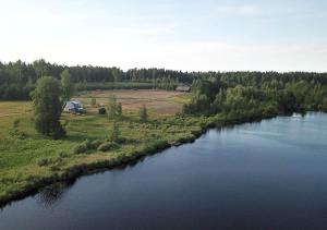 - une vue aérienne sur une rivière avec un terrain de camping dans l'établissement Meza Skuki, à Vabole