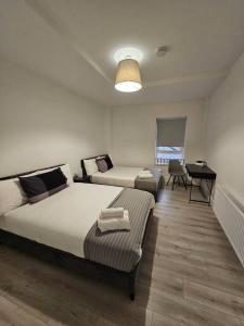 1 dormitorio con cama, sofá y mesa en Spacious and cosy house en Dublín