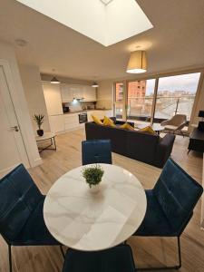 A seating area at Spacious and cosy house